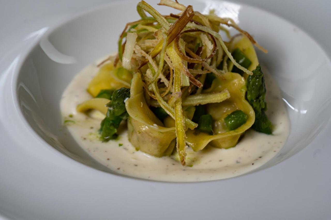 Locanda Moderna Carlambroeus Montevecchia ภายนอก รูปภาพ